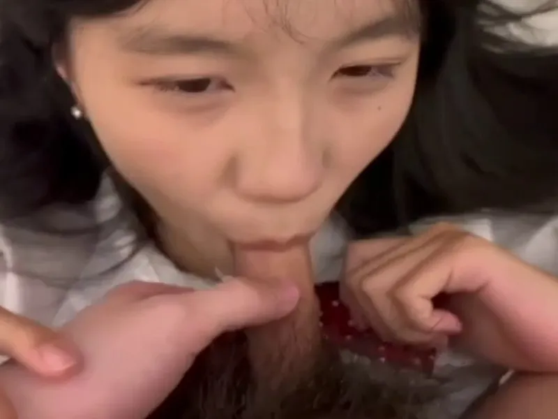 Em loli dễ thương liếm chuối biến em thành con đào dam dang p2